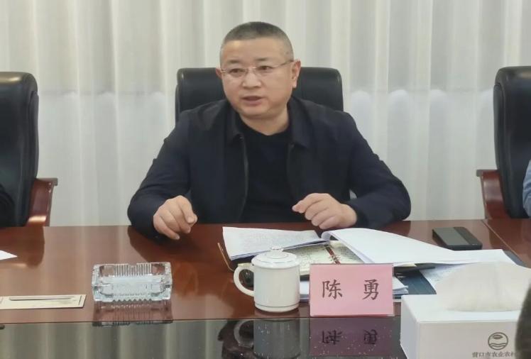 市农业农村局召开局长办公会议